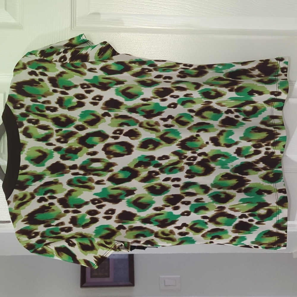 CHICOS Animal Print V-Neckline, Short Sleeve Women's Top (Large) - Picture 3 of 4